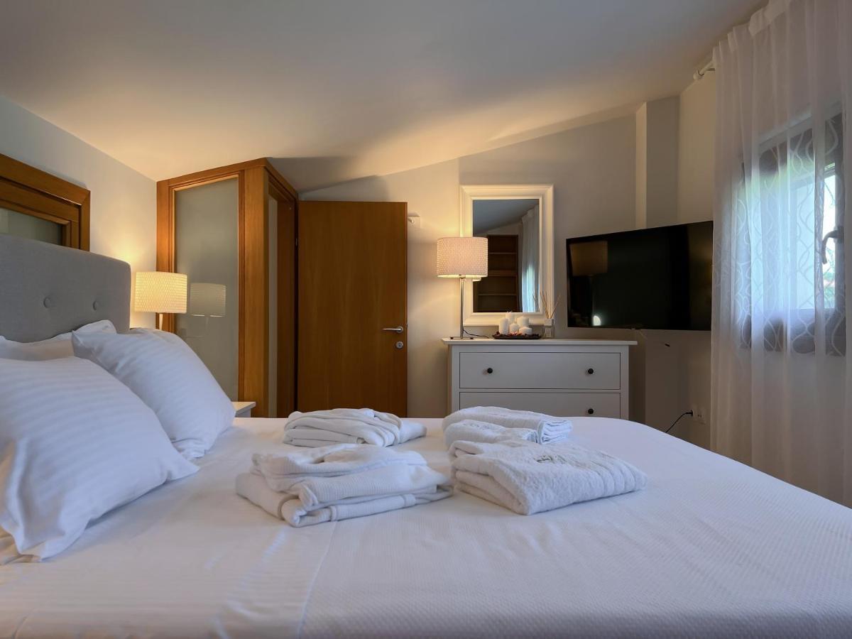 Heaven Luxury Villa Nea Roda Exterior photo