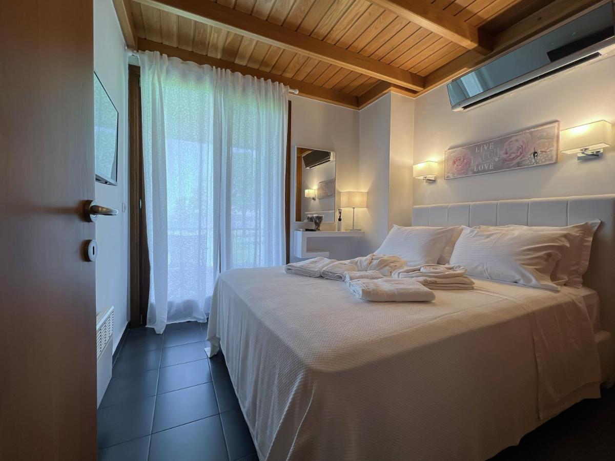 Heaven Luxury Villa Nea Roda Exterior photo